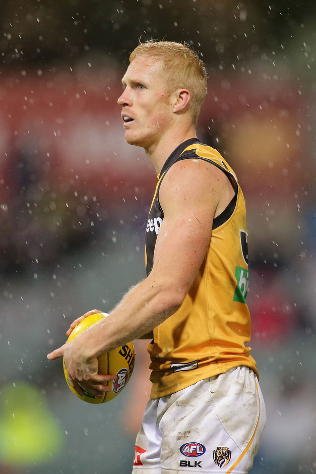 AFL 2016 Rd 09 - Fremantle v Richmond PERTH, AUSTRALIA - MAY 21: Steven Morris of the Tigers looks to pass the ball during the 2016 AFL Round 09 match between the Fremantle Dockers and the Richmond Tigers at Domain Stadium on May 21, 2016 in Perth, Australia. (Photo by Will Russell/AFL Media)